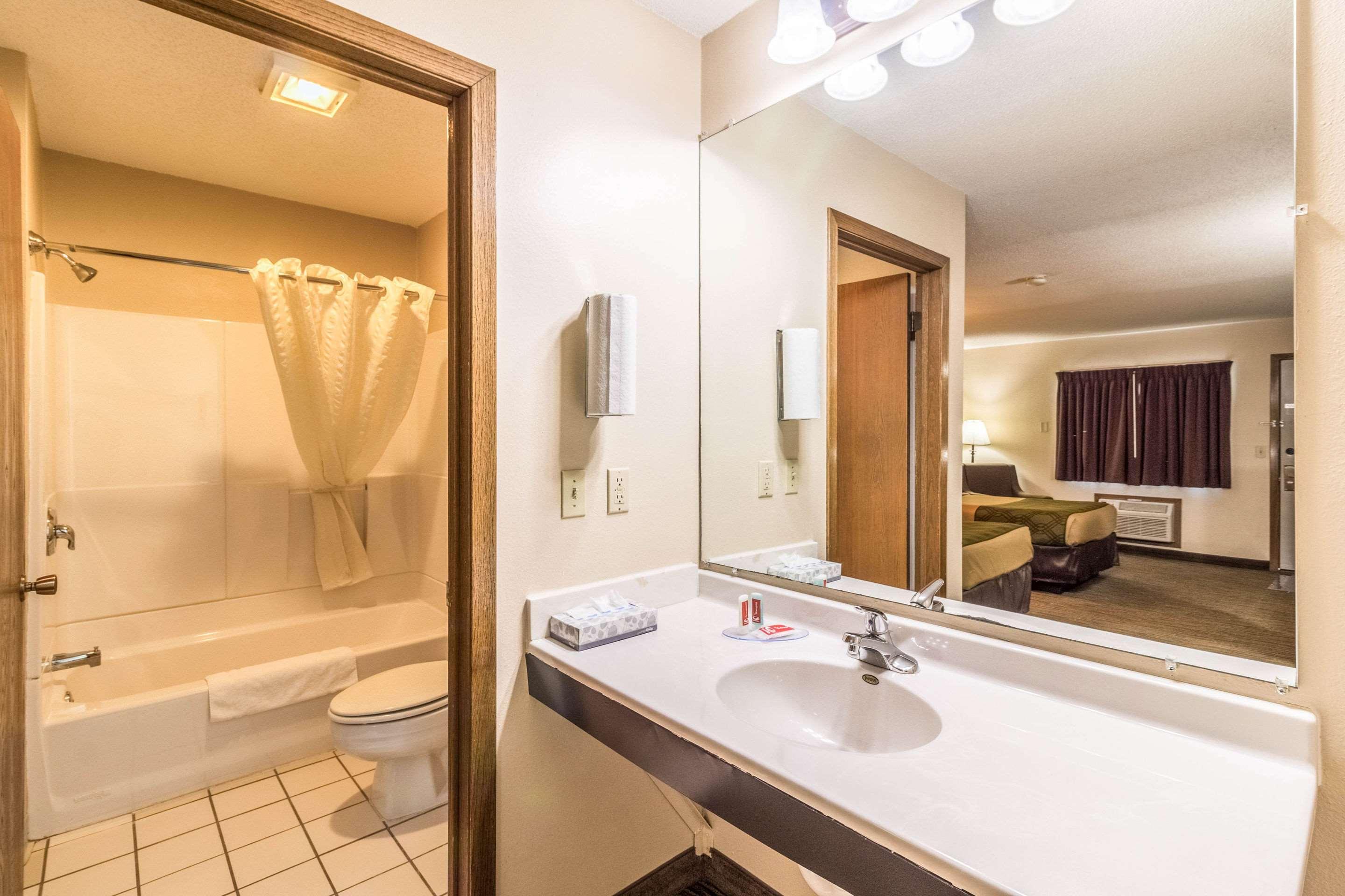 Econo Lodge - Valley City Bagian luar foto